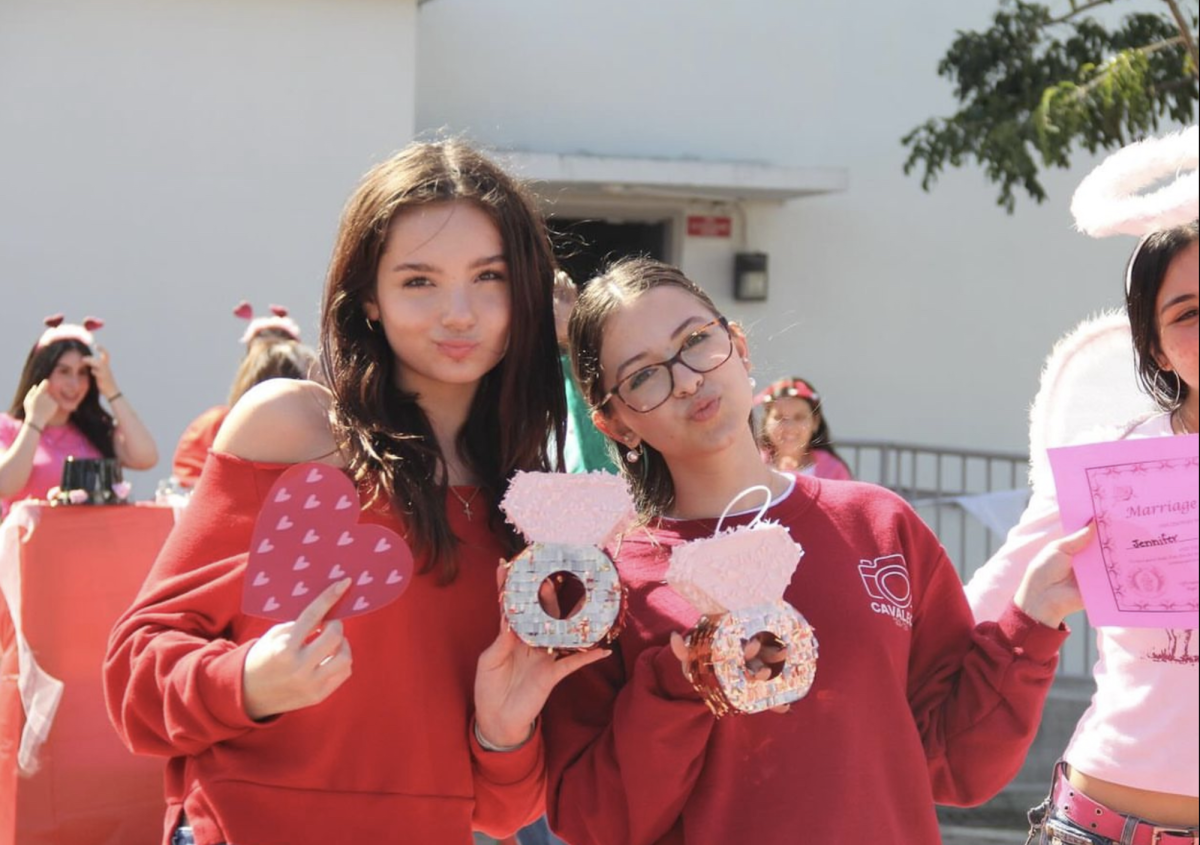 Llenas de amor en el aire, las estudiantes de primer año Jennifer Fundora y Daniela Stefan se casaron recientemente. Con un certificado de matrimonio oficial que declara sus promesas, ambos comparten su memorable experiencia desde el puesto.